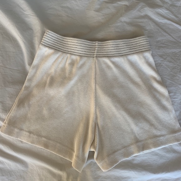 Cream ribbed shorts - Picture 2 of 3